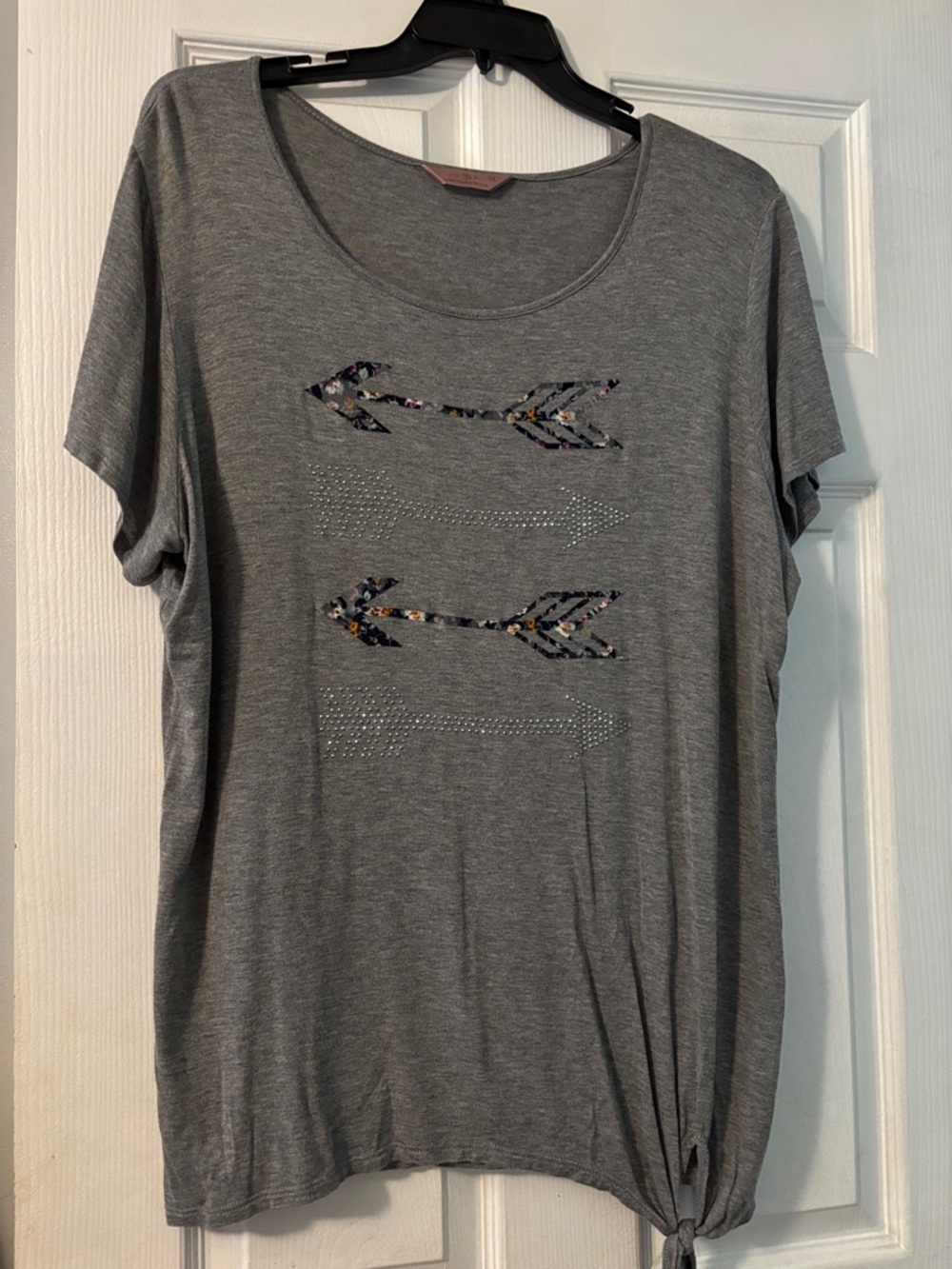 SJS Gray Short-Sleeve Tee with Floral Arrow Accents